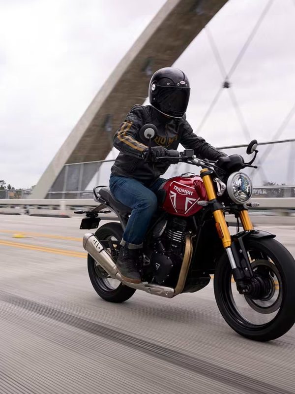 Cliente pilotando moto Triumph em ponte de Santo André durante test ride agendado com a Marello