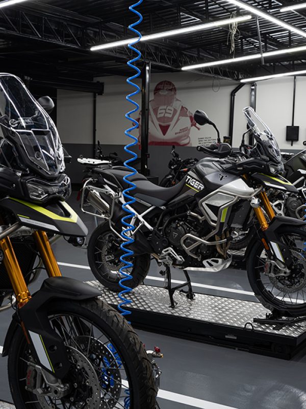 Moto Triumph sobre plataforma com mecânico e suporte técnico especializado da Marello Motos