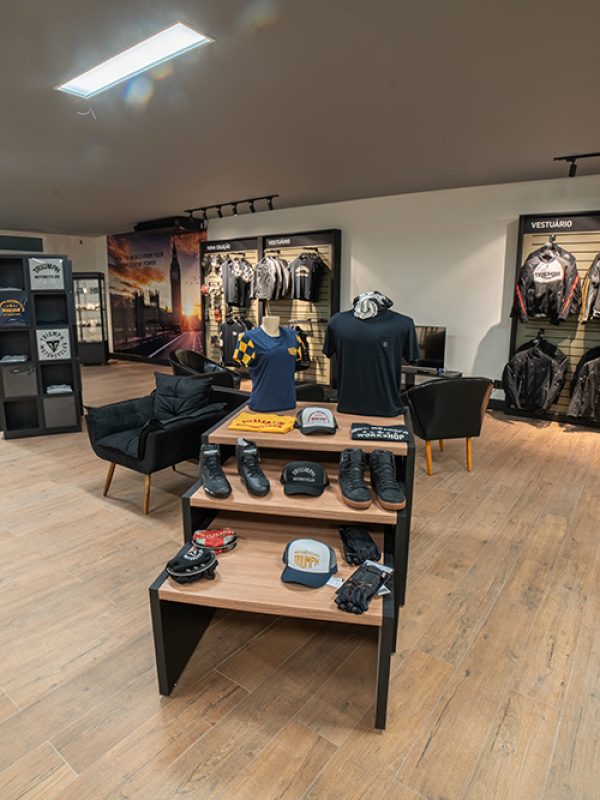 Espaço interno da loja Marello Triumph com acessórios premium e atendimento personalizado em Santo André